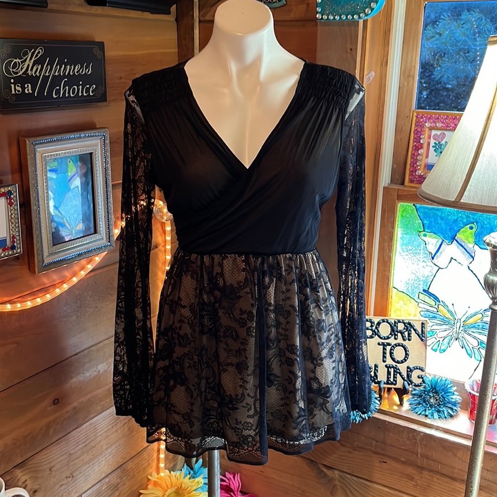 Gorgeous SEXY black low cut lacy top NWT DILLARDS